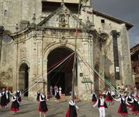 Pasacalles de Jeiki Dantza Taldea por Agurain en la víspera de San Juan