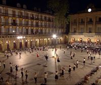 120 donostiarras han podido ver la hoguera de San Juan en la plaza de la Constitución