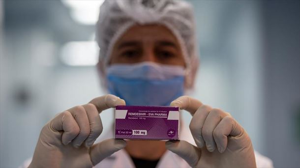 Un trabajador de un laboratorio farmacéutico muestra una caja de Remdesivir.