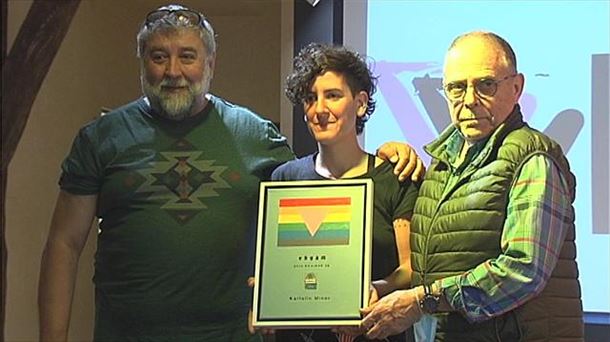 La periodista y escritora Kattalin Miner recibe el Triángulo de Oro 2020. Imagen: EiTB