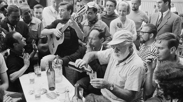 Hemingway con amigos en sanfermines. Sanfermin.com