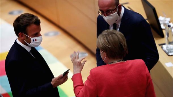 Emmanuel Macron, Angela Merkel y Charles Michel.