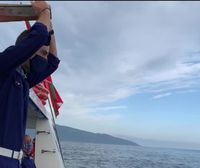 El alcalde de Bermeo lanza la teja a la isla de Izaro en las Magdalenas más atípicas