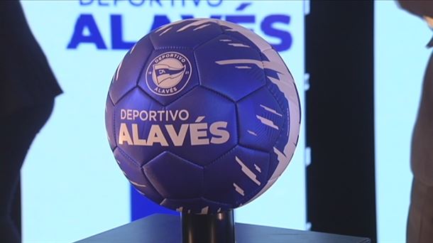 Balón con el nuevo escudo del Alavés. Foto cogida del vídeo