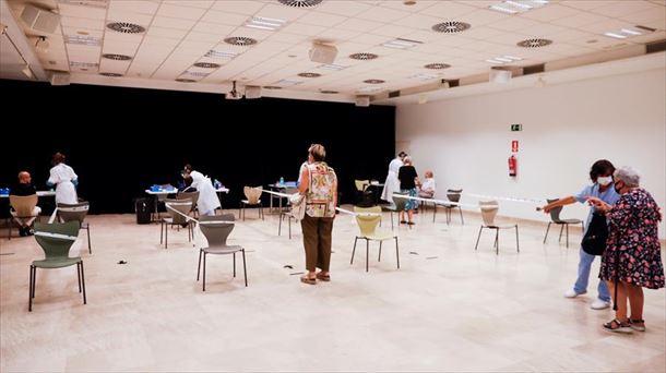 Pruebas PCR a clientes del bar Ramuntxo Berri de Donostia-San Sebastián. Foto: EFE