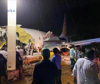 Al menos 17 muertos al salirse de la pista un avión en el aterrizaje en India