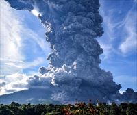 Sinabung sumendi indonesiarrak 4.500 metroko errauts zutabea bota du