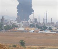 Un rayo incendia un depósito de gasóil del complejo de Repsol en Puertollano