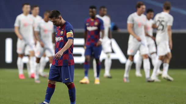 Lionel Messi, cabizbajo tras recibir un gol del Bayern