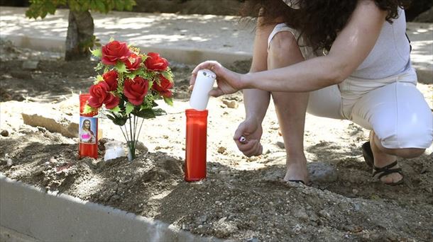 Ofrenda floral a la víctima en el lugar del asesinato, en La Granja (Segovia)