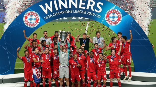 Los jugadores del Bayern levantan la 'Orejona'.
