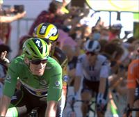 La peineta de Van Aert a Sagan tras el choque en el esprint de la undécima etapa