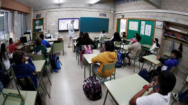 Alumnos y alumnas durante una clase. Foto de archivo: EFE