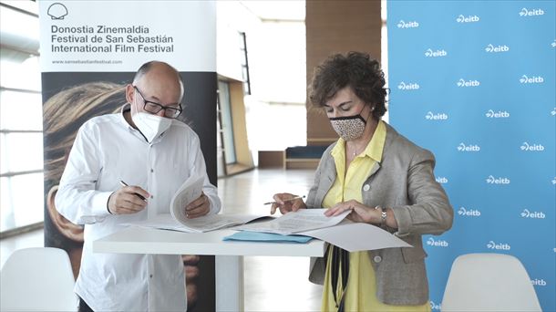 José Luis Rebordinos y Maite Iturbe, firmando el acuerdo