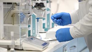 Personal de laboratorio con una muestras.