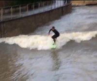 Mario Soler surfea en el río de Bakio y Axi Muniain sufre un naufragio en Zarautz