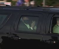 Trump sale del hospital para saludar a sus simpatizantes desde el coche