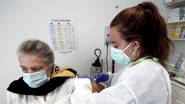 Mujer vacunándose contra la gripe en Navarra. Foto:EFE