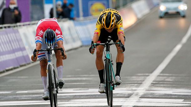Van der Poel y Wout Van Aert en el Tour de Flandes 2020