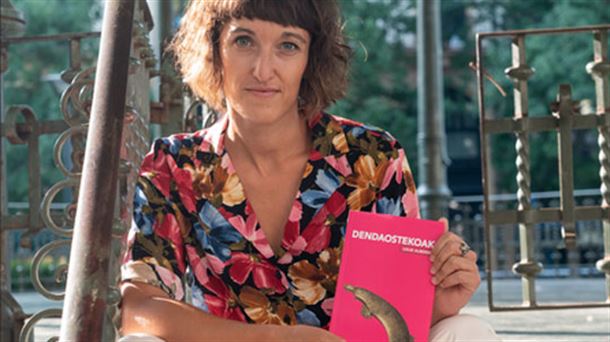 Uxue Alberdi, escritora y bertsolari, presentado su nuevo libro Dendaostekoak