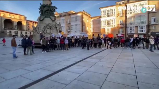 Protesta negacionista en Vitoria-Gasteiz. Imagen obtenida de un vídeo de EiTB.