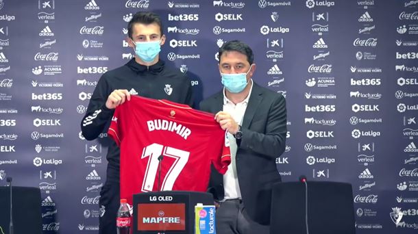 Presentación del delantero goleador de Osasuna Ante Budimir. 