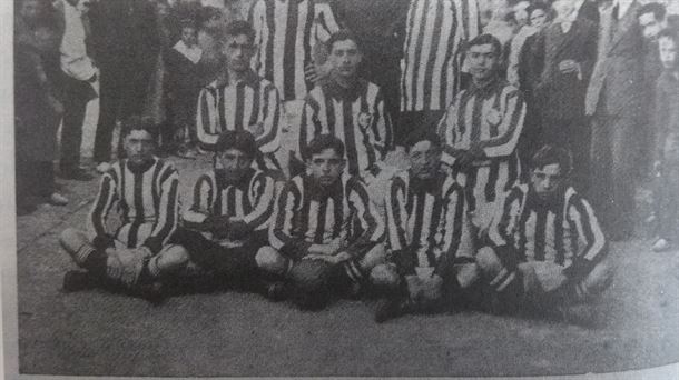 Foto histórica del Iruña F.C. publicada en el libro "ROJOS" de Mikel Huarte. 
