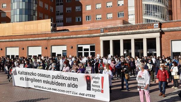 Protesta de los sanitarios ante el Hospitalde Cruces. Foto de archivo: EFE
