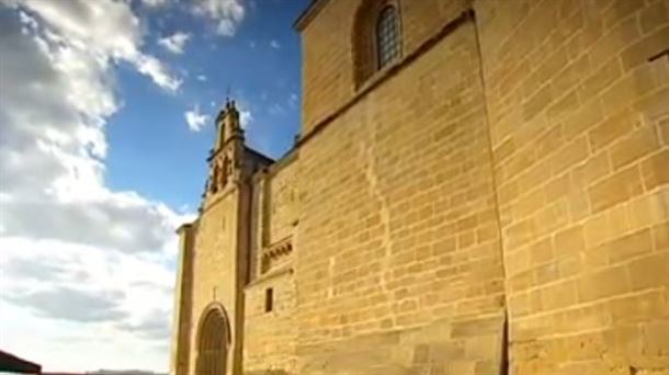 Este templo-fortaleza hasta 1602 fue la parroquia de esta villa de Rioja Alavesa.