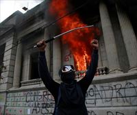 Ehunka manifestarik Guatemalako Kongresua hartu dute, eta ondoren su eman diote