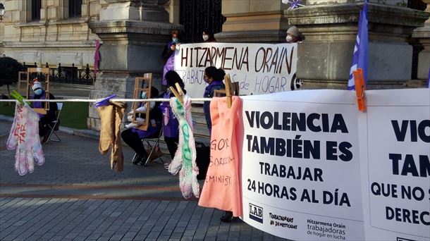 La protesta se ha desarrollado frente a la Diputación de Bizkaia.