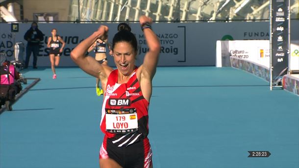 Elena Loyo entra en meta tras finalizar el maratón de Valencia.