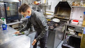 Un cocinero trabajando