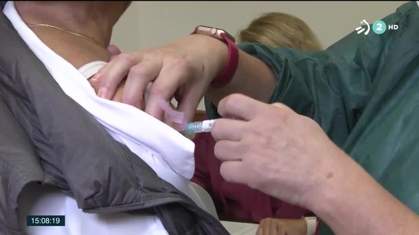 Una persona vacunándose. Imagen obtenida de un vídeo de EITB.