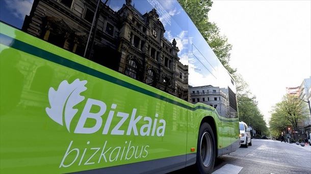 Un autobús de Bizkaibus en Bilbao. Foto de archivo