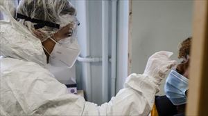 Una sanitaria realizando una prueba diagnóstica a una mujer. 