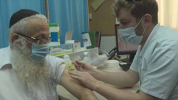 Un hombre israelí recibe la vacuna contra la covid-19. AFP.