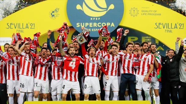 Los jugadores del Athletic con la Supercopa