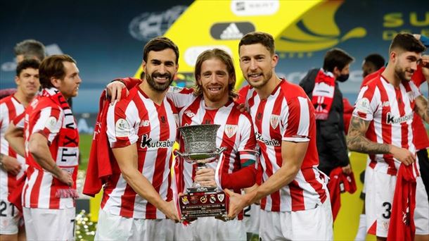 Balenziaga, Muniain y De Marcos, con la Supercopa de 2021. Foto: EFE. 