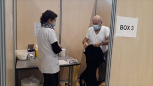 Un hombre, tras ser vacunado en Iparralde