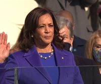Kamala Harris jura como la primera vicepresidenta de EEUU