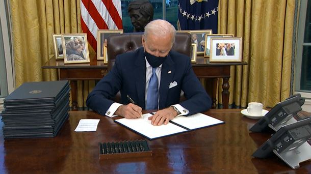 Joe Biden dekretuak sinatzen.