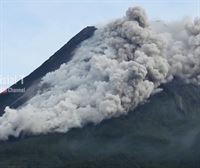 El volcán indonesio Merapi escupe un río de lava incandescente