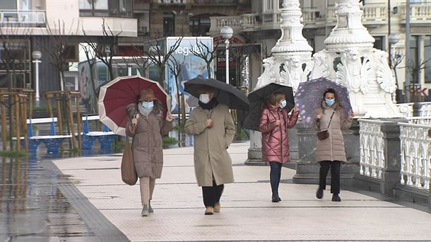 Mujeres paseando en San Sebastián bajo la lluvia. EITB Media. 