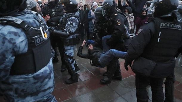 Errusiako Polizia manifestarietako bat atxilotzen