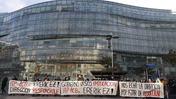 PCBko langileen protesta, Enpresen Garapenerako Euskal Agentziaren egoitzaren aurrean.