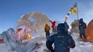 La acumulación de nieve ralentiza la ascensión al Manaslu de Alex Txikon