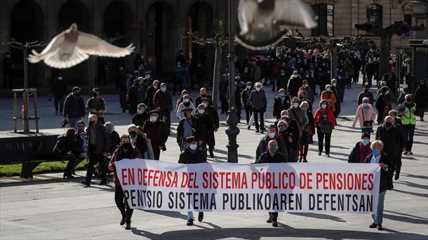 Artxiboko irudian, pentsiodunek Iruñean egindako protesta bat