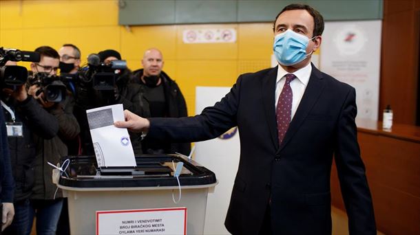 El líder del movimiento Autodeterminación, Albin Kurti, depositando su voto