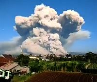 El volcán indonesio Sinabung emite una columna de humo de 5000 metros de altura